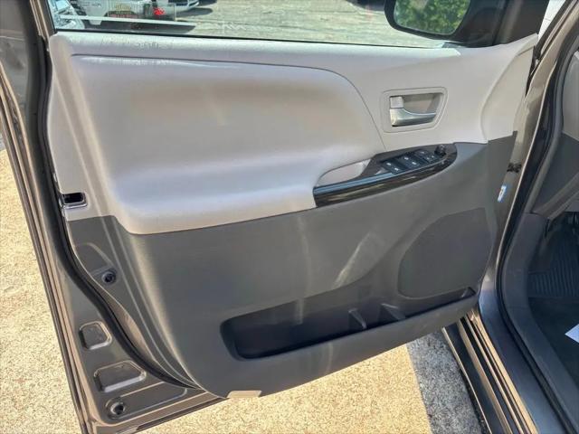 2017 Toyota Sienna XLE Premium 8 Passenger