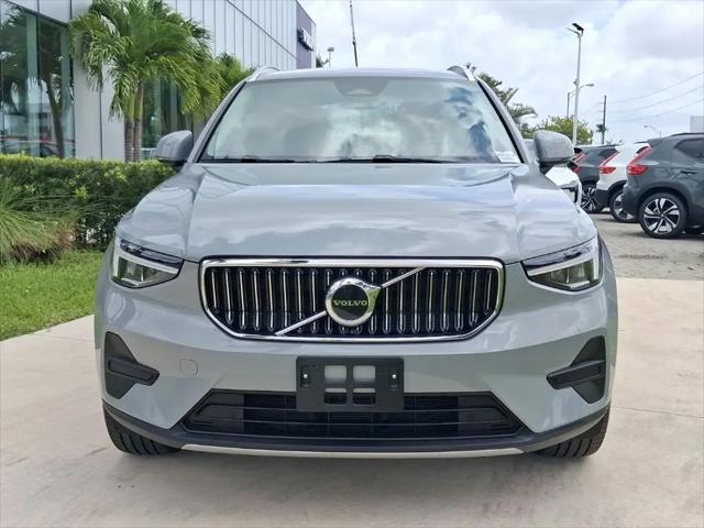 2025 Volvo XC40 B5 Core Bright Theme