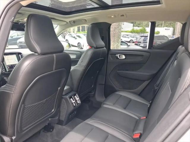 2025 Volvo XC40 B5 Core Bright Theme