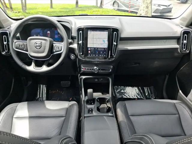 2025 Volvo XC40 B5 Core Bright Theme