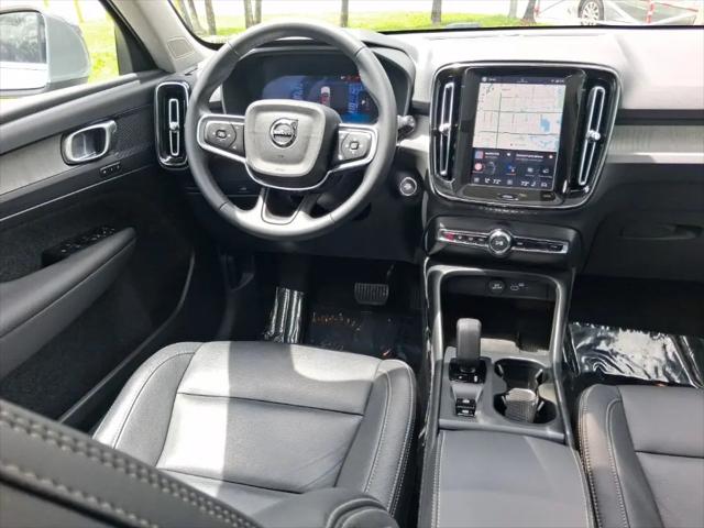 2025 Volvo XC40 B5 Core Bright Theme