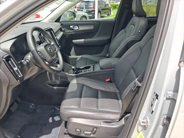 2025 Volvo XC40 B5 Core Bright Theme