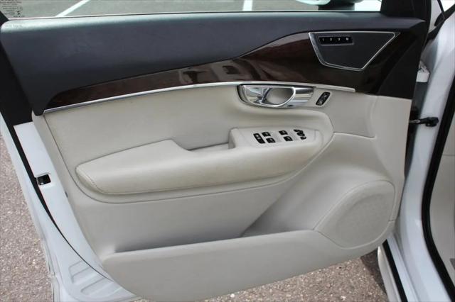 2016 Volvo XC90 T6 Momentum