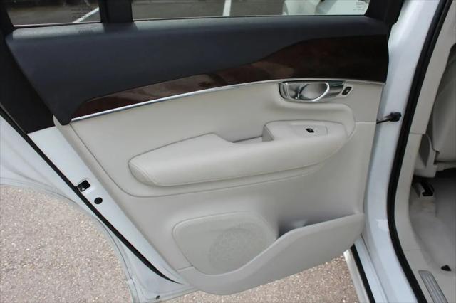 2016 Volvo XC90 T6 Momentum
