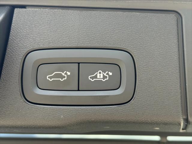 2023 Volvo XC60 B5 Ultimate Bright Theme
