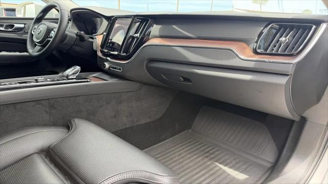 2023 Volvo XC60 B5 Ultimate Bright Theme