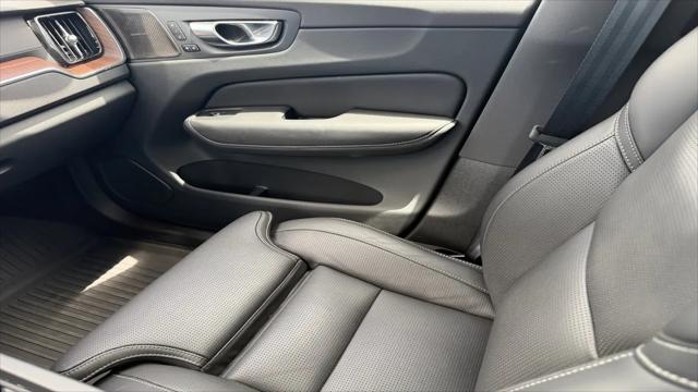 2023 Volvo XC60 B5 Ultimate Bright Theme