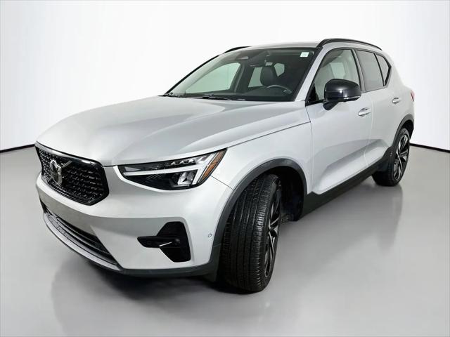 2025 Volvo XC40 B5 Plus Dark Theme