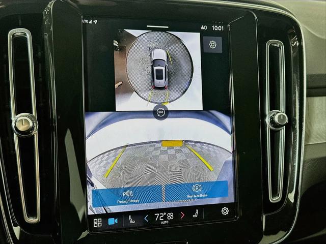 2025 Volvo XC40 B5 Plus Dark Theme