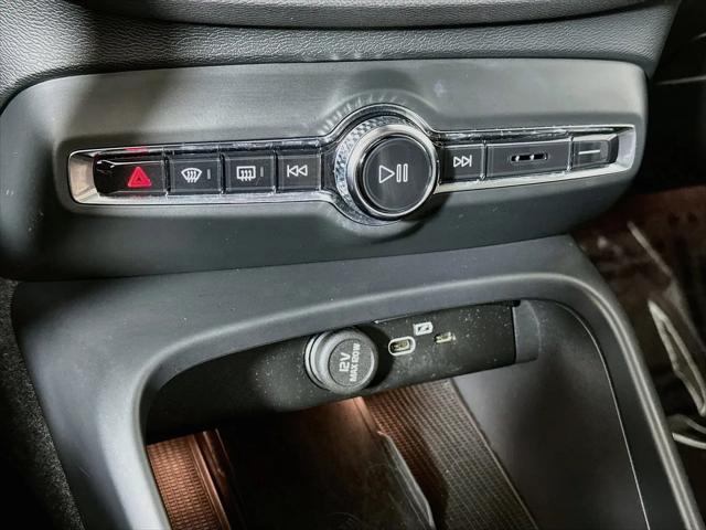 2025 Volvo XC40 B5 Plus Dark Theme