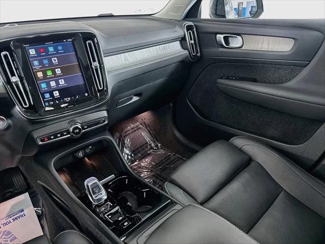 2025 Volvo XC40 B5 Plus Dark Theme
