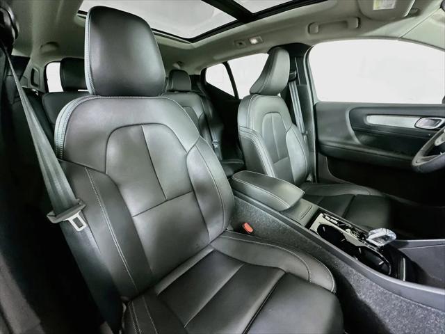 2025 Volvo XC40 B5 Plus Dark Theme