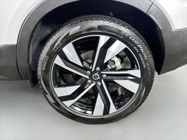 2025 Volvo XC40 B5 Plus Dark Theme