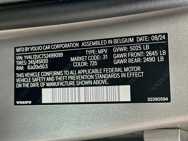 2025 Volvo XC40 B5 Plus Dark Theme