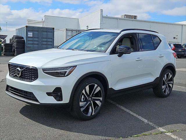 2026 Volvo XC40 Ultra, B5 AWD Gas (mild hybrid), Dark