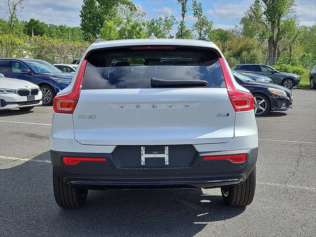 2026 Volvo XC40 Ultra, B5 AWD Gas (mild hybrid), Dark