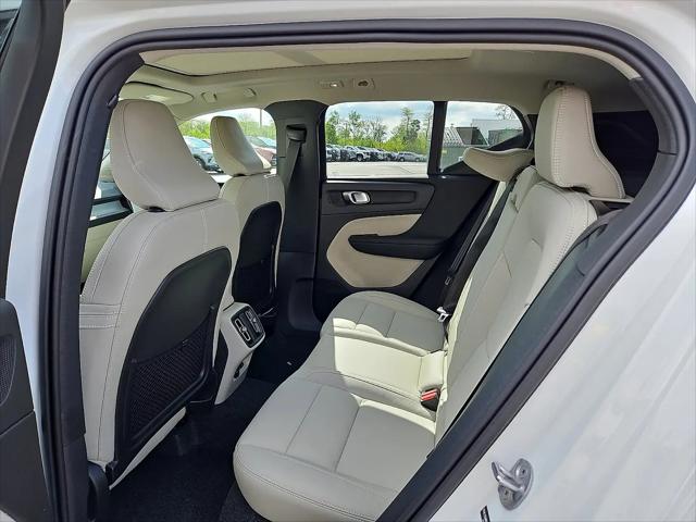 2026 Volvo XC40 Ultra, B5 AWD Gas (mild hybrid), Dark