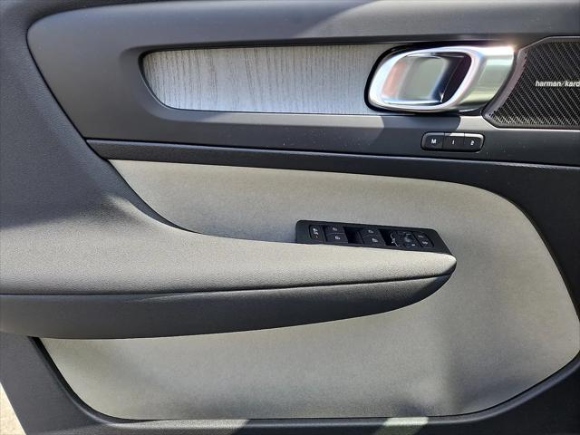 2026 Volvo XC40 Ultra, B5 AWD Gas (mild hybrid), Dark