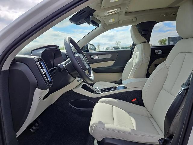 2026 Volvo XC40 Ultra, B5 AWD Gas (mild hybrid), Dark