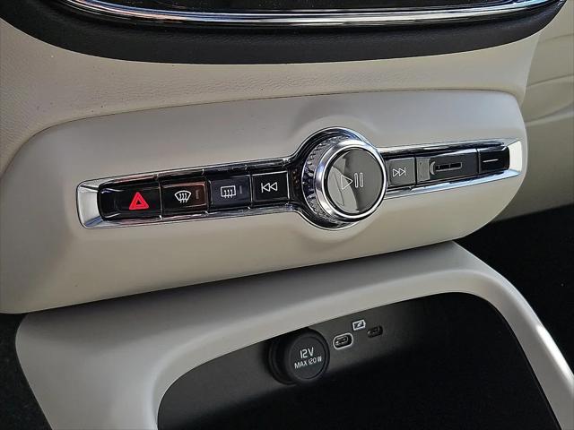 2026 Volvo XC40 Ultra, B5 AWD Gas (mild hybrid), Dark