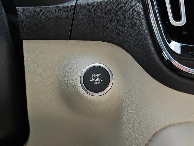 2026 Volvo XC40 Ultra, B5 AWD Gas (mild hybrid), Dark
