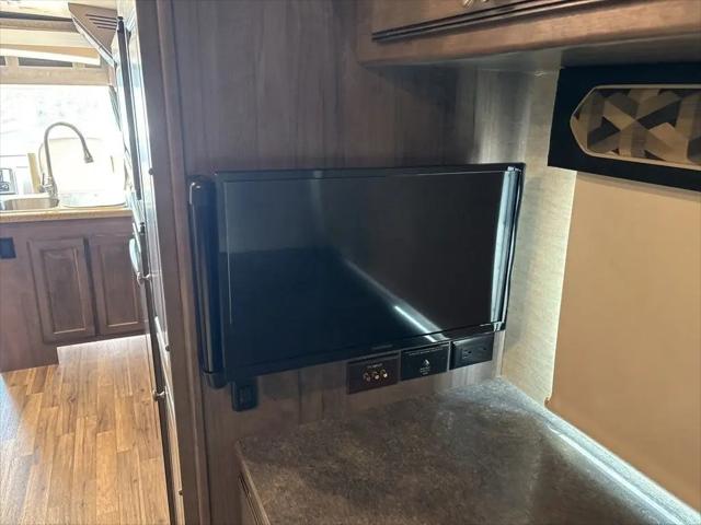 2017 Ford F-53 Base