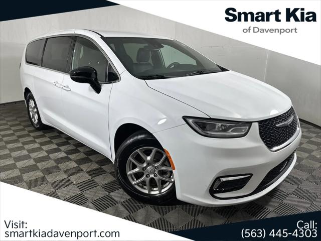 2026 Chrysler Pacifica Select for sale in Davenport, IA