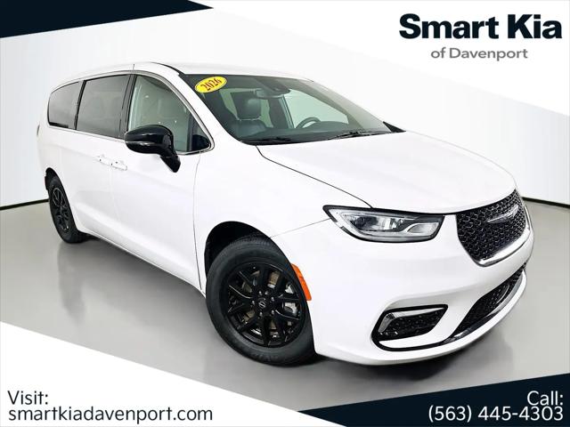 2026 Chrysler Pacifica Select for sale in Davenport, IA
