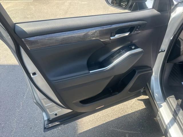 2025 Toyota Highlander Platinum