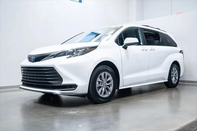 2025 Toyota Sienna LE
