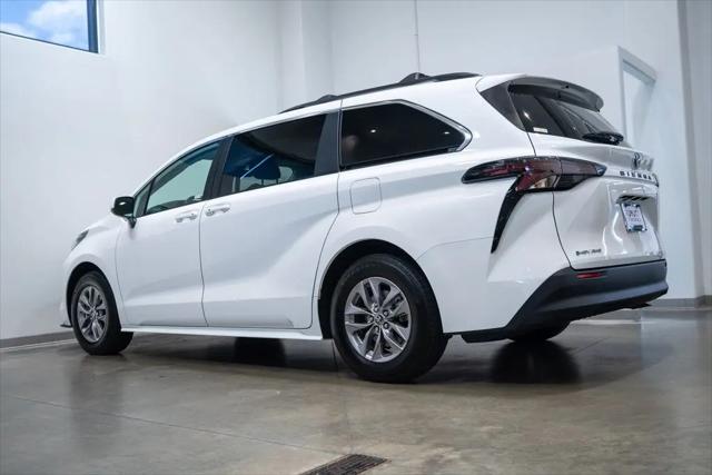 2025 Toyota Sienna LE