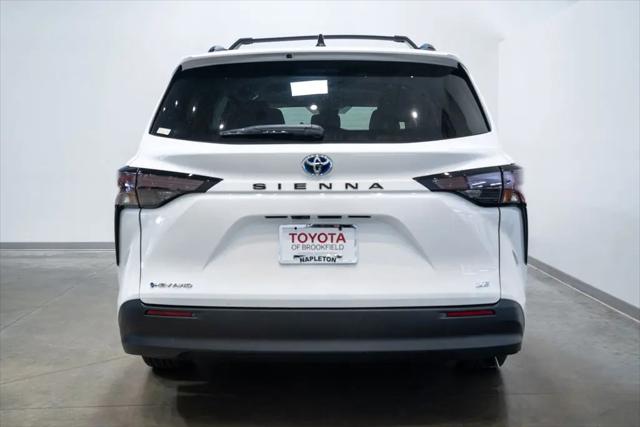2025 Toyota Sienna LE