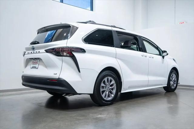 2025 Toyota Sienna LE