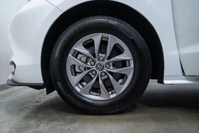 2025 Toyota Sienna LE