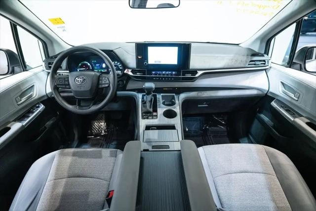 2025 Toyota Sienna LE