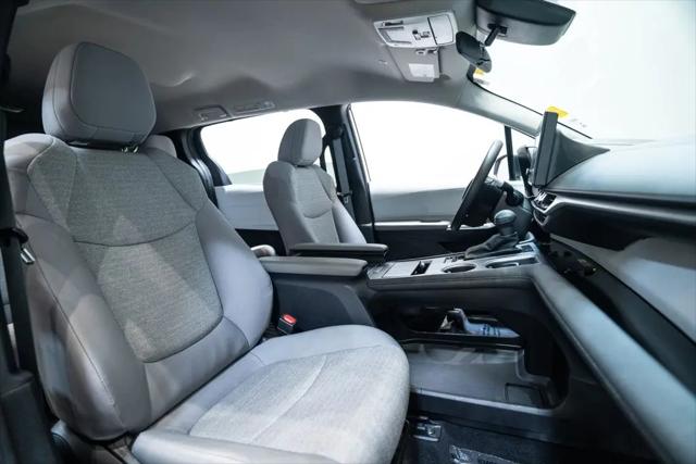 2025 Toyota Sienna LE
