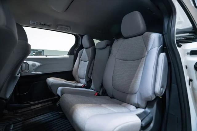 2025 Toyota Sienna LE