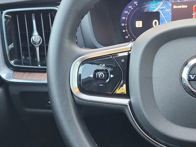 2024 Volvo S60 B5 Plus Dark Theme