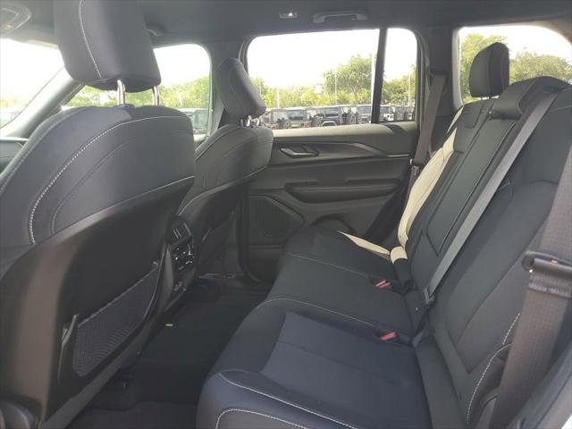 2025 Jeep Grand Cherokee Laredo 4x2