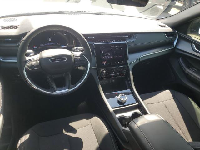 2025 Jeep Grand Cherokee Laredo 4x2