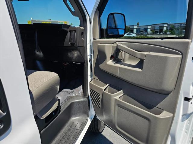 2025 GMC Savana Passenger RWD 3500 Extended Wheelbase LT
