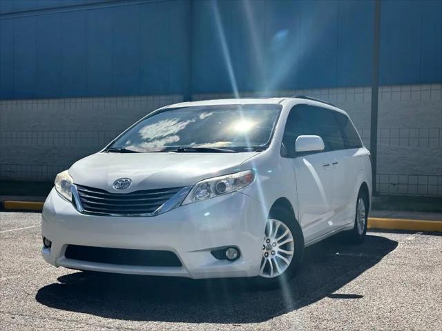 2017 Toyota Sienna XLE 8 Passenger