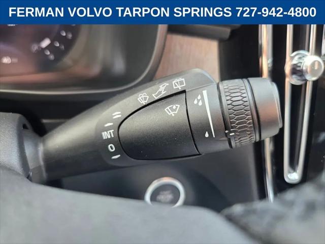2026 Volvo XC40 Core, B5 AWD Gas (mild hybrid), Dark
