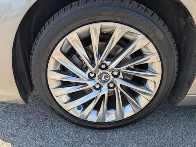 2019 Lexus ES 300h Luxury