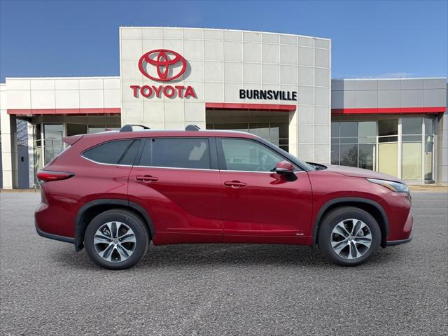 Used 2023 Toyota Highlander XLE with VIN 5TDKBRCH2PS578830 for sale in Burnsville, Minnesota