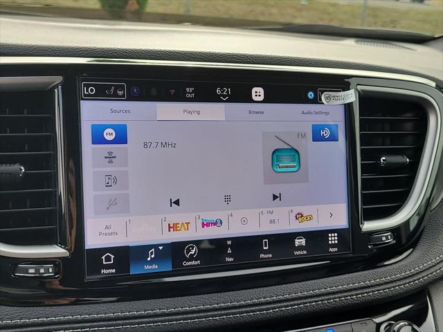 2027 Chrysler Pacifica Select