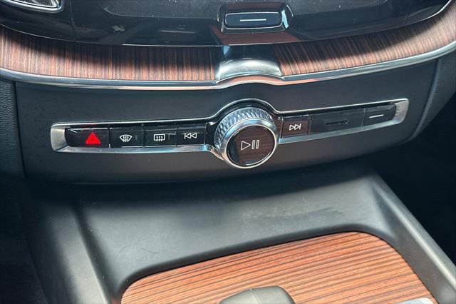 2024 Volvo XC60 Recharge T8 Plus Dark Theme