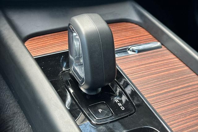 2024 Volvo XC60 Recharge T8 Plus Dark Theme