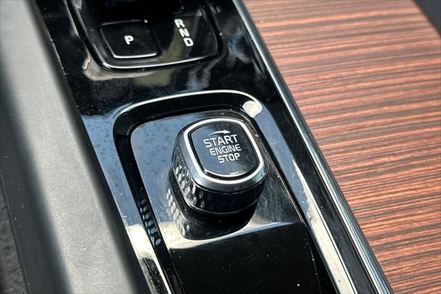 2024 Volvo XC60 Recharge T8 Plus Dark Theme