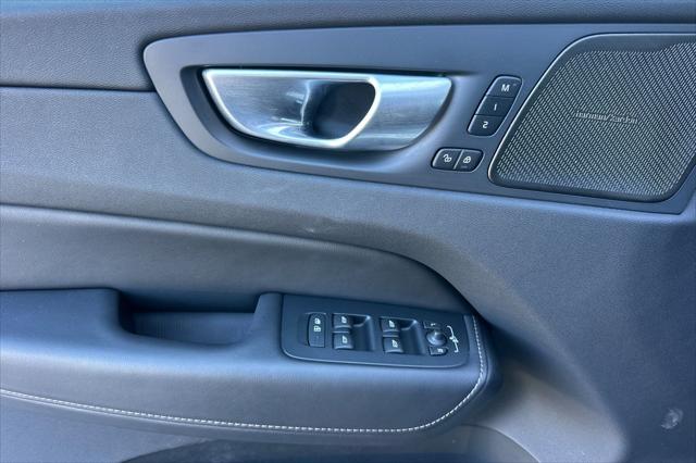 2024 Volvo XC60 Recharge T8 Ultimate Dark Theme